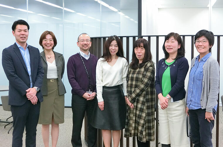 左2番目から:三井物産株式会社 IT推進部 関西IT支援室 松谷 悦子氏、室長 小林 克之氏、
三島 昌美氏、藤田 由美子氏、原田 絵里氏、山本 夏実氏
左端:アルティウスリンク アップス株式会社 宇田 侑介
※肩書きやお取り組み内容は、インタビュー時の内容となります。