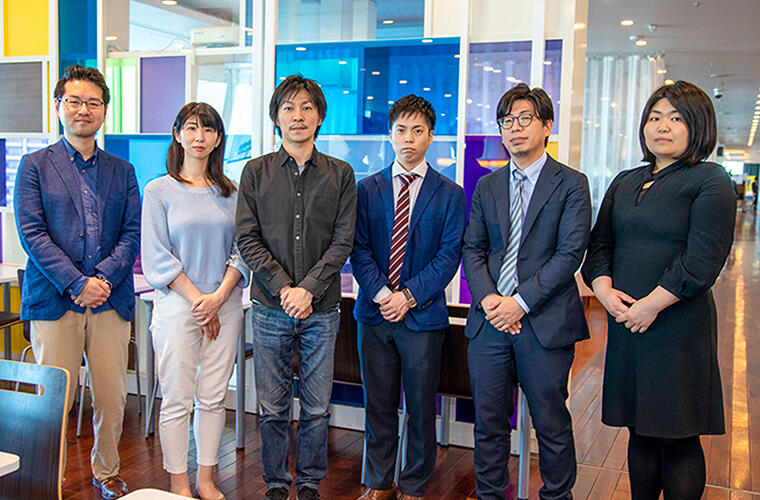 左より:ソフトバンク株式会社 コミュニケーション本部 メディア統括部
オンラインマーケティング部 春日 壯介氏、鈴木 千春氏、小池 健司氏
右より:アルティウスリンク アップス株式会社 櫻庭 千晴、小澤 賢、齋藤 有登
※肩書きやお取り組み内容は、インタビュー時の内容となります。